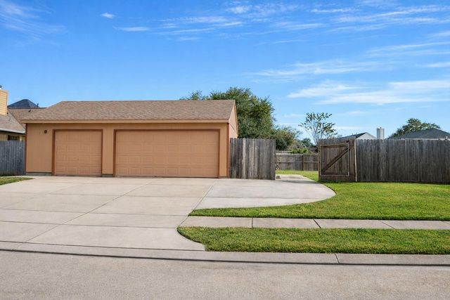 217 Plum Circle, Lake Jackson, TX 77566