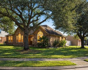 217 Plum Circle, Lake Jackson, TX 77566