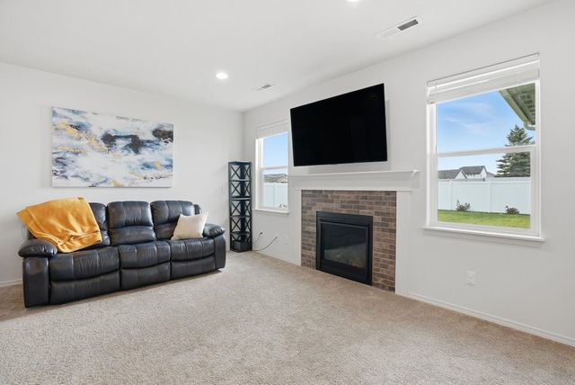 1562 E B St, Deer Park, WA 99006