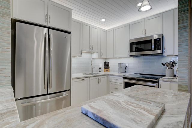 111 Shore Court 305, North Palm Beach, FL 33408