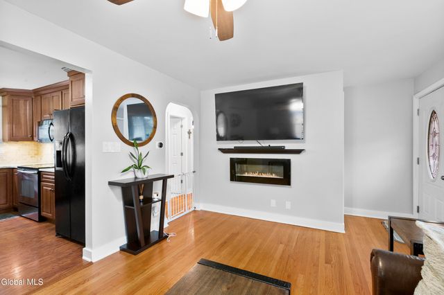 5 Oakwood Drive, Colonie, NY 12205