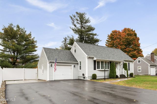 5 Oakwood Drive, Colonie, NY 12205