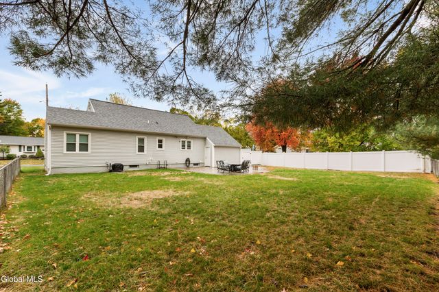 5 Oakwood Drive, Colonie, NY 12205