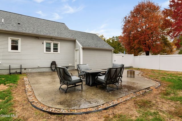 5 Oakwood Drive, Colonie, NY 12205