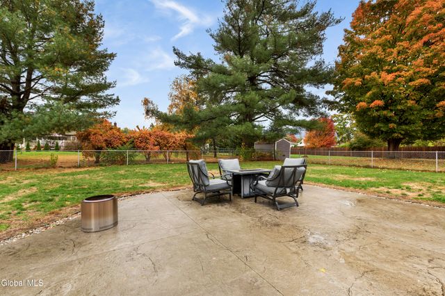 5 Oakwood Drive, Colonie, NY 12205