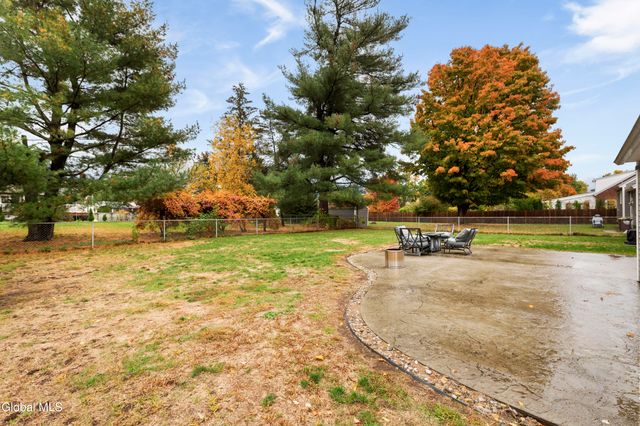 5 Oakwood Drive, Colonie, NY 12205