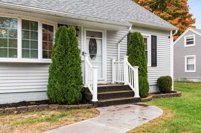 5 Oakwood Drive, Colonie, NY 12205