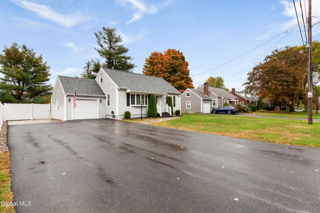 5 Oakwood Drive, Colonie, NY 12205