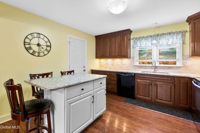 5 Oakwood Drive, Colonie, NY 12205