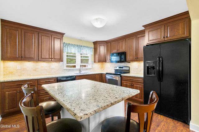 5 Oakwood Drive, Colonie, NY 12205