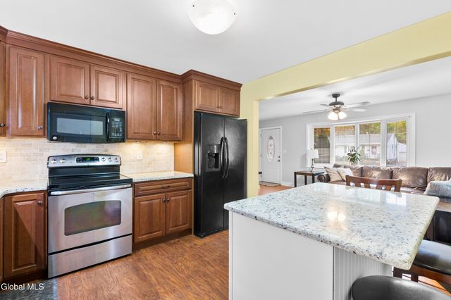 5 Oakwood Drive, Colonie, NY 12205