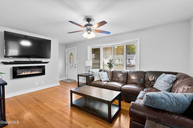 5 Oakwood Drive, Colonie, NY 12205