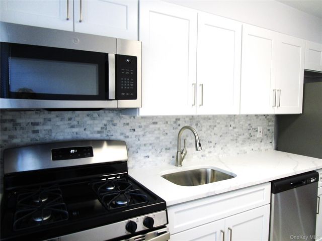 324 Post Avenue 12F, Westbury, NY 11590