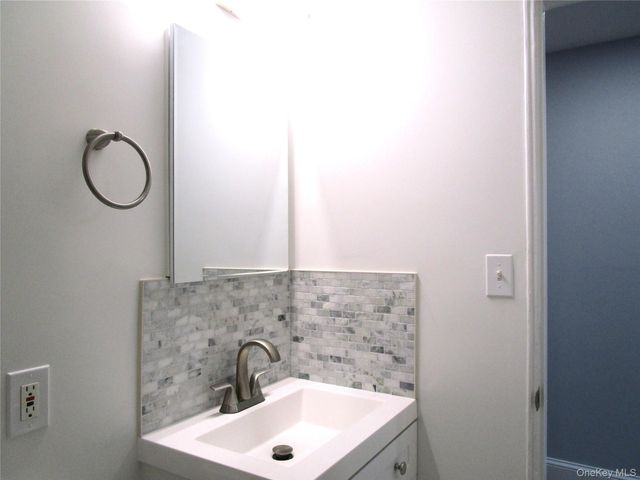 324 Post Avenue 12F, Westbury, NY 11590