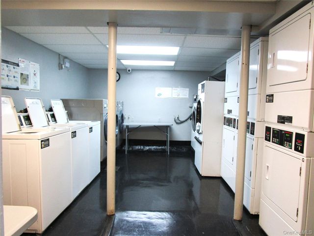 324 Post Avenue 12F, Westbury, NY 11590