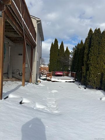 860 Eagle Heights Drive, South Lyon, MI 48178