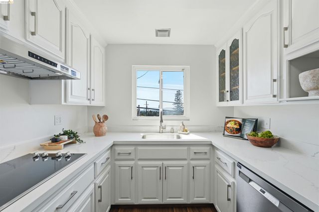 1902 Hoover Ave., Oakland, CA 94602