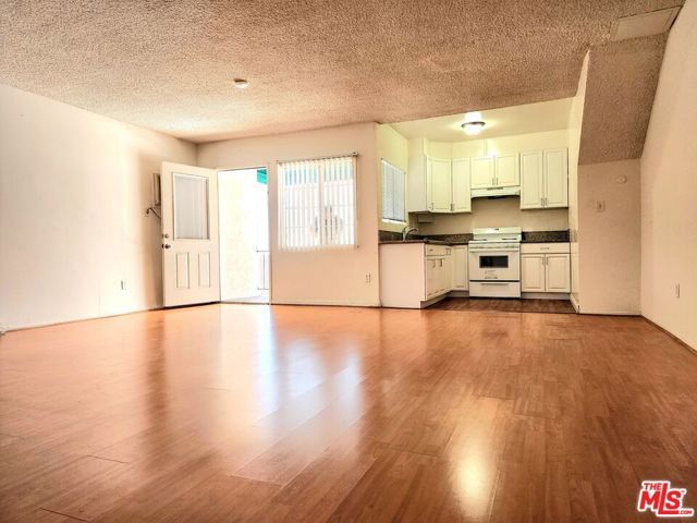 3055 Foothill Boulevard 1, La Crescenta, CA 91214