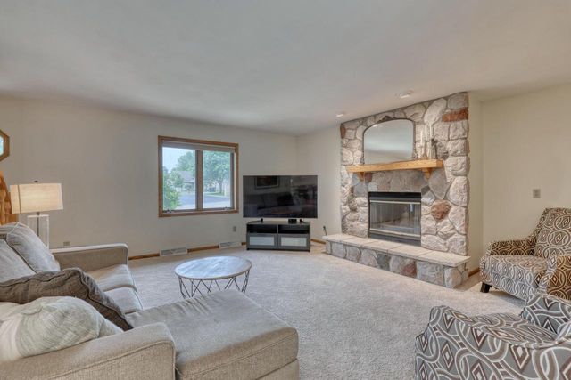 800 Schloemer DRIVE, West Bend, WI 53095