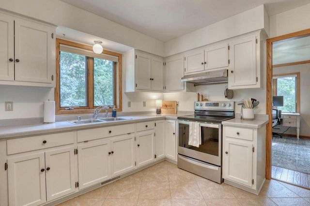 800 Schloemer DRIVE, West Bend, WI 53095