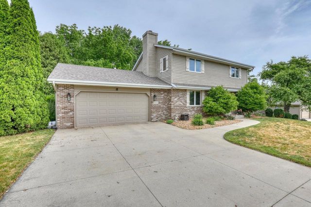 800 Schloemer DRIVE, West Bend, WI 53095