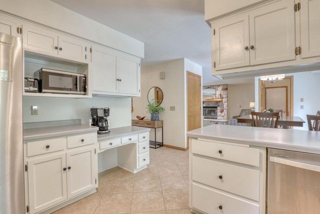 800 Schloemer DRIVE, West Bend, WI 53095