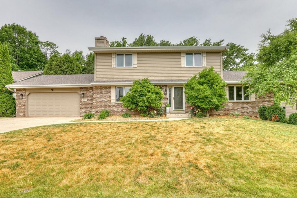 800 Schloemer DRIVE, West Bend, WI 53095