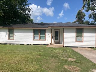 812 Old Angleton Road, Clute, TX 77531