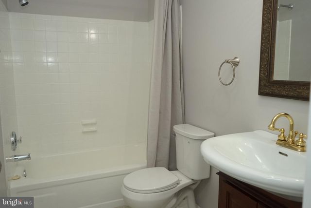 96 FARNWOOD RD, Mount Laurel, NJ 08054