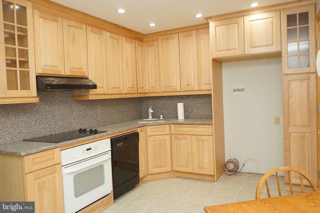 96 FARNWOOD RD, Mount Laurel, NJ 08054