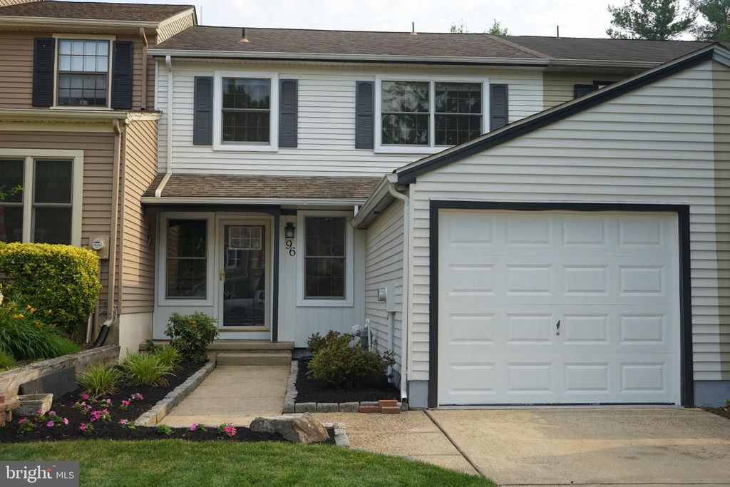 96 FARNWOOD RD, Mount Laurel, NJ 08054