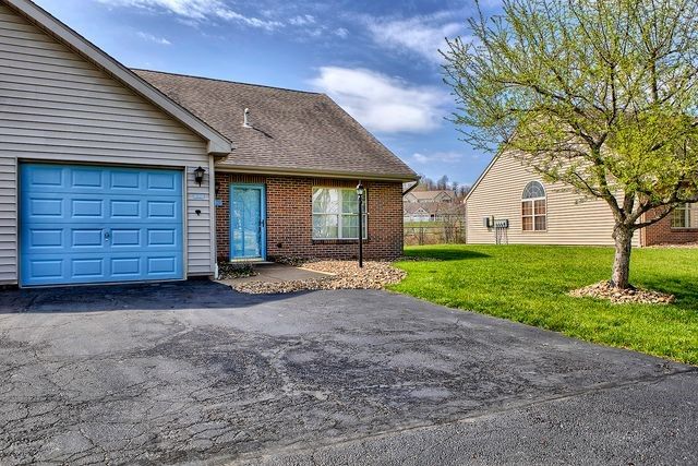 216 Draw Bridge Ct, Hempfield Twp, PA 15601