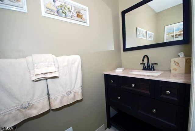 10 Apache Way, Branchburg Twp., NJ 08876