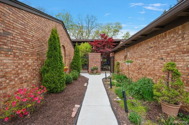2175 Bordeaux Street, West Bloomfield, MI 48323