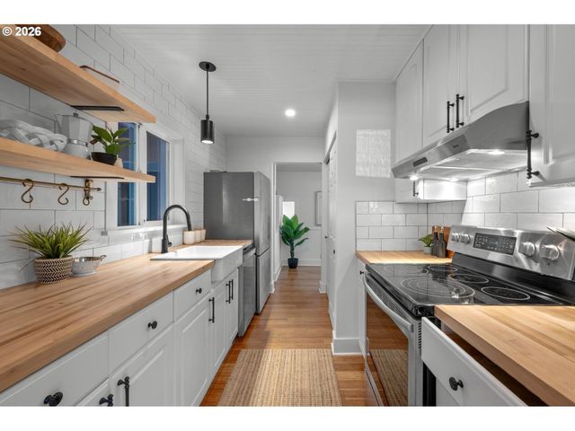 10723 Ne FREMONT St, Portland, OR 97220