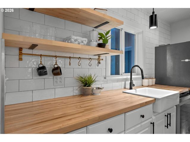 10723 Ne FREMONT St, Portland, OR 97220