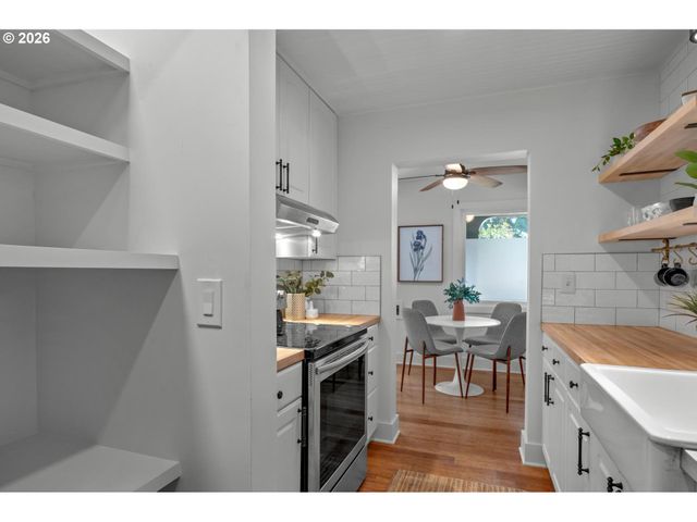 10723 Ne FREMONT St, Portland, OR 97220