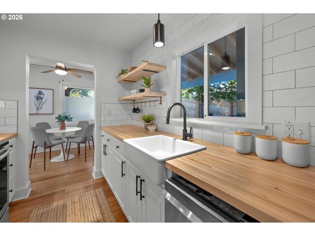 10723 Ne FREMONT St, Portland, OR 97220