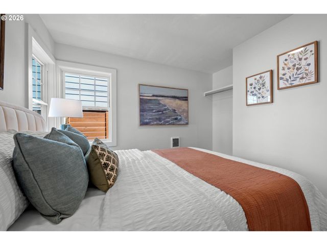10723 Ne FREMONT St, Portland, OR 97220