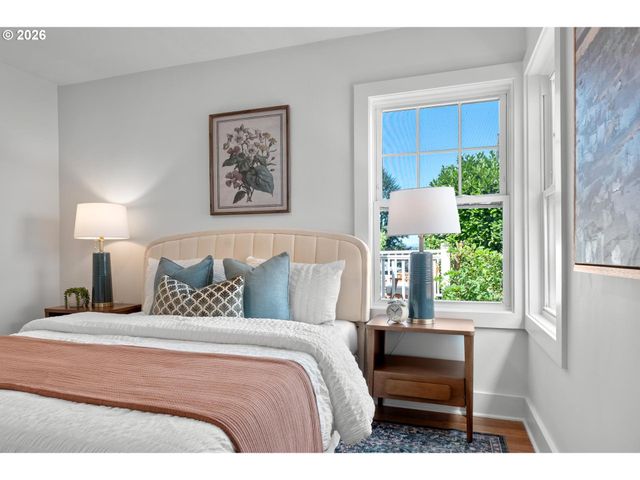 10723 Ne FREMONT St, Portland, OR 97220