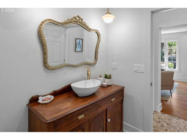 10723 Ne FREMONT St, Portland, OR 97220