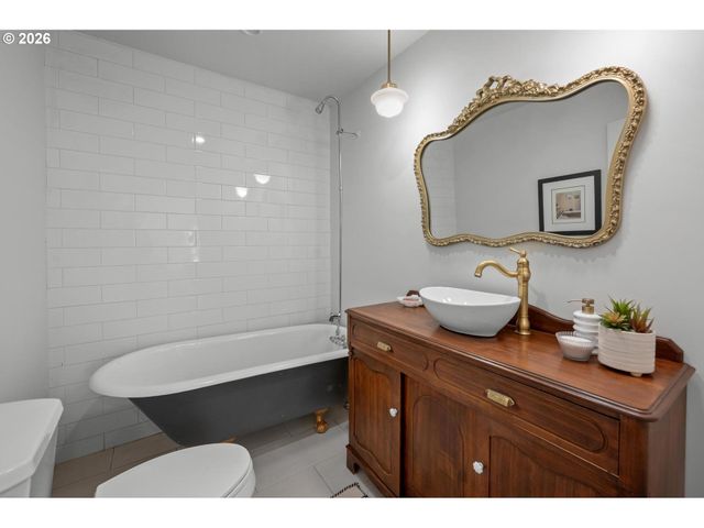 10723 Ne FREMONT St, Portland, OR 97220