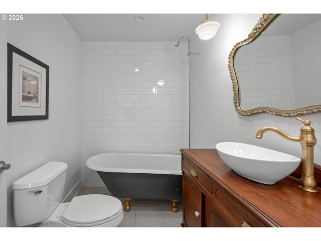 10723 Ne FREMONT St, Portland, OR 97220
