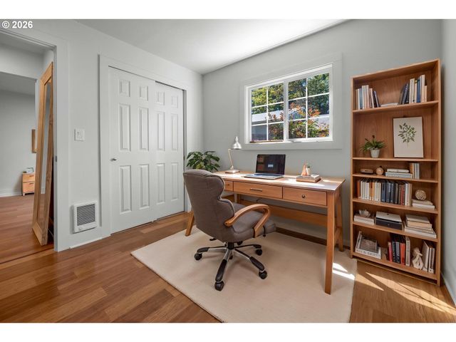 10723 Ne FREMONT St, Portland, OR 97220