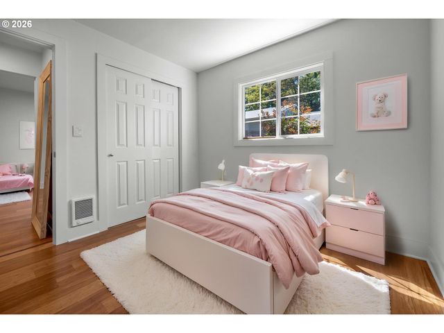 10723 Ne FREMONT St, Portland, OR 97220