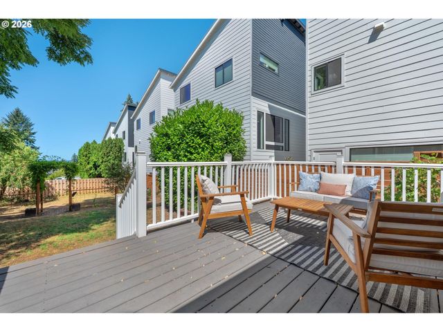 10723 Ne FREMONT St, Portland, OR 97220