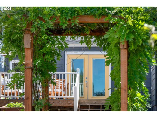 10723 Ne FREMONT St, Portland, OR 97220