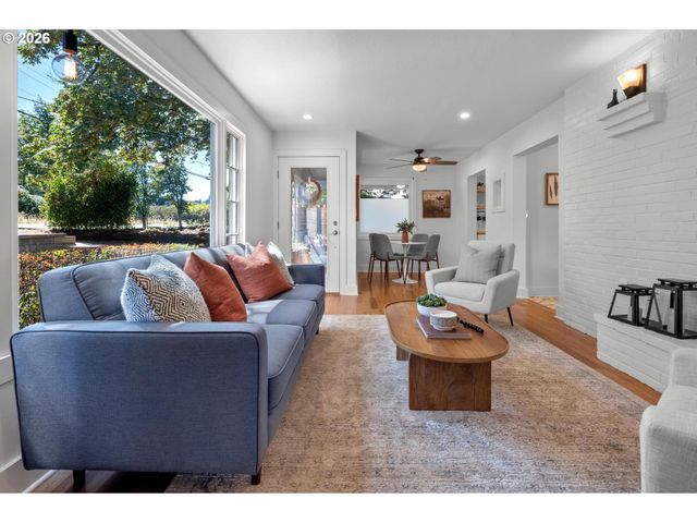 10723 Ne FREMONT St, Portland, OR 97220