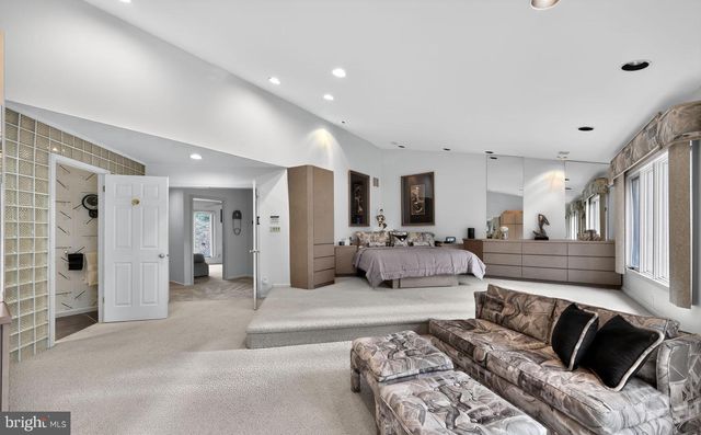 203 SUNSHINE LAKES DR, Voorhees, NJ 08043