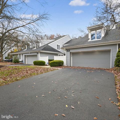 203 SUNSHINE LAKES DR, Voorhees, NJ 08043
